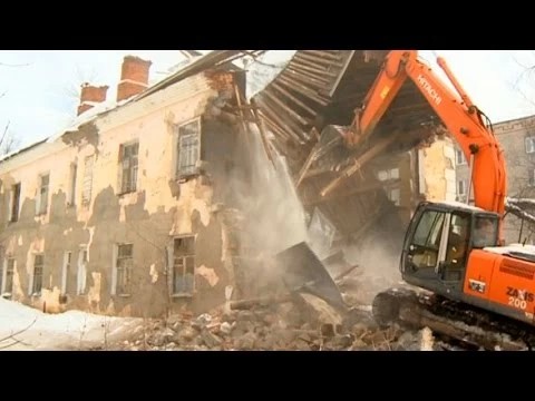 Одни дома падают махом, другие покрепче