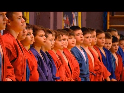 Глава района показал юным самбистам несколько бросков