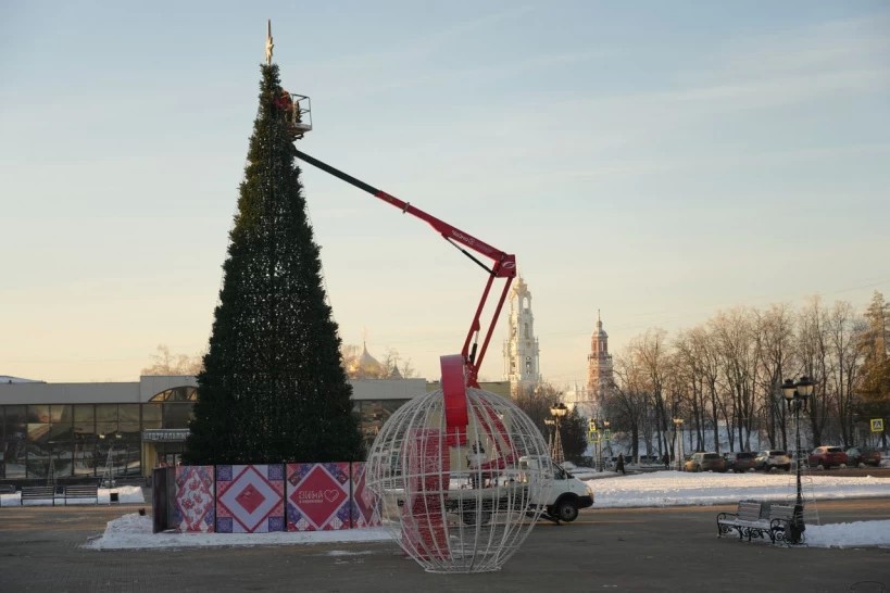 На Советской площади наряжают ёлку