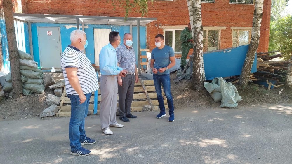 Александр Легков помог с ремонтом входной группы в амбулатории Селково