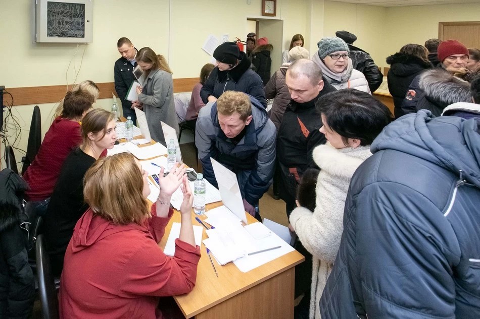 Не протолкнуться средь желающих трудиться