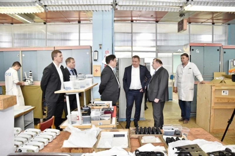 Глава Сергиево-Посадского округа посетил Загорский оптико-механический завод