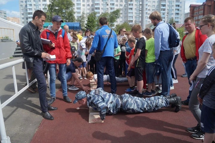 Спортивный праздник для детей провели полицейские на «Луче»