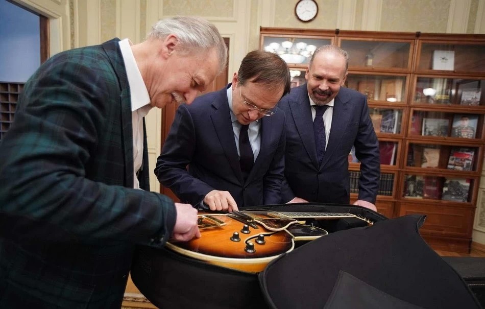 Михаил Мень вернул джазмену Gibson