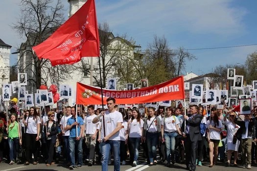 По главной улице с портретом...