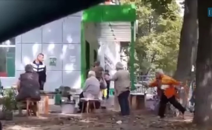 С ножом и тростью: на рынке подрались две пенсионерки