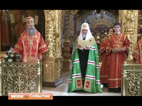 Православная Церковь отмечает праздник иконы Божией Матери «Живоносный источник». Патриарх Кирилл отслужил водосвятный молебен на Соборной площади Лавры