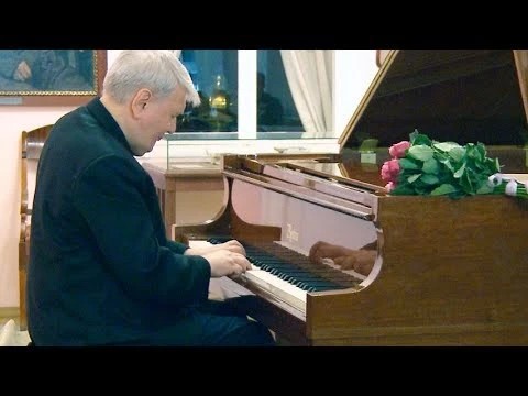Классическое фортепиано звучит в Главном доме усадьбы Абрамцево