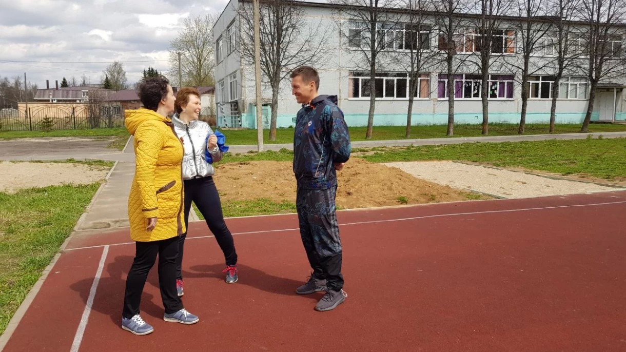 Александр Легков пообещал помочь со спортивной площадкой школе в Мишутино