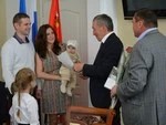 Молодые семьи получили сертификаты