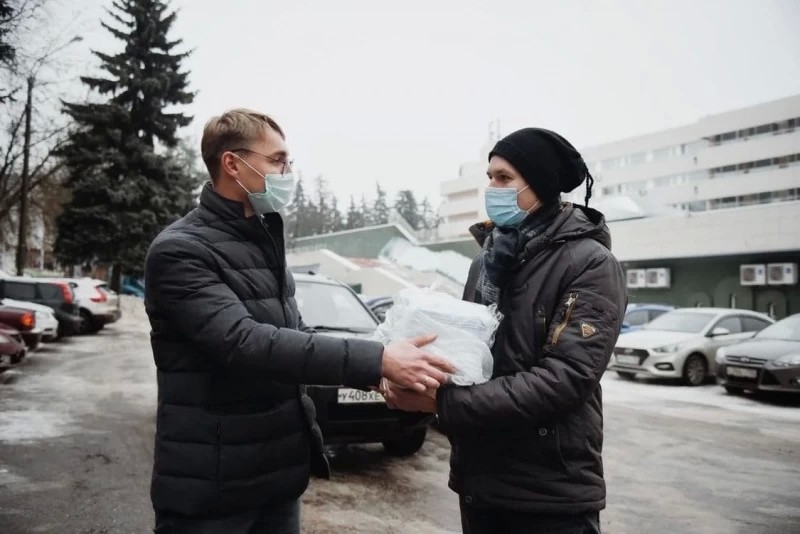 Депутат передал маски волонтерам