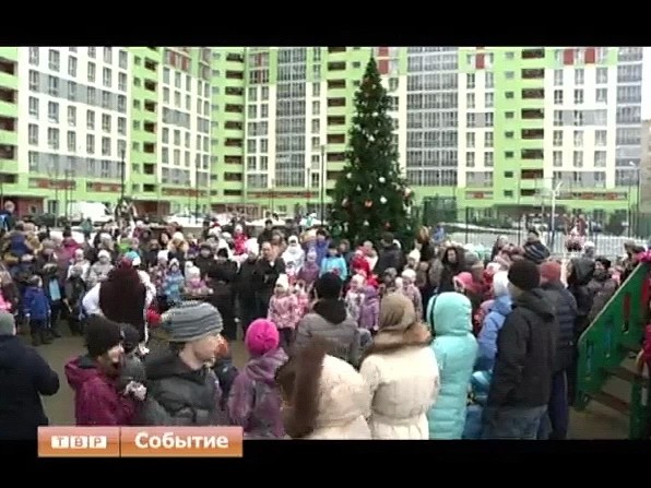 Во дворе жилого комплекса "Архимед" в минувшее воскресенье управляющая компания устроила новогодний праздник для жителей многоэтажки
