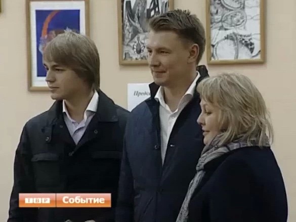 Депутат Московской областной Думы голосует в Сергиевом Посаде