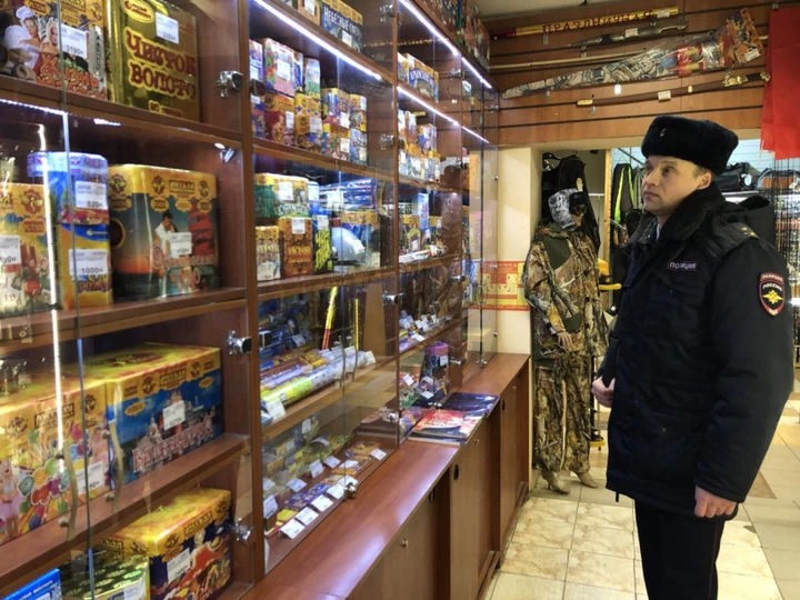 Полицейские проверили точки продажи пиротехнической продукции