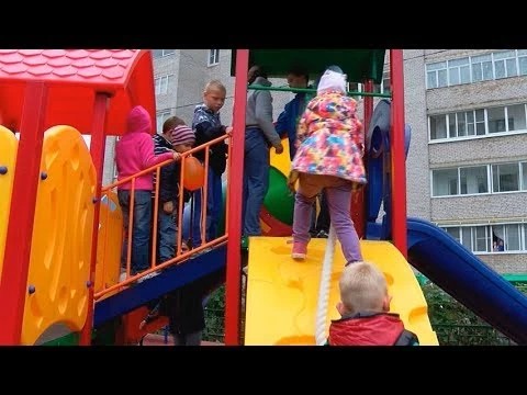 Дети кипят на новой площадке в Птицеграде