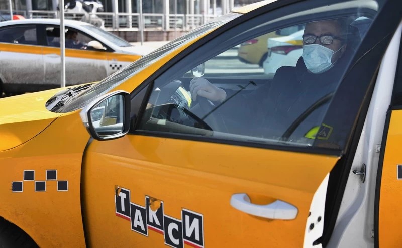 В Подмосковье за неделю выявили более 200 нарушений масочного режима в такси