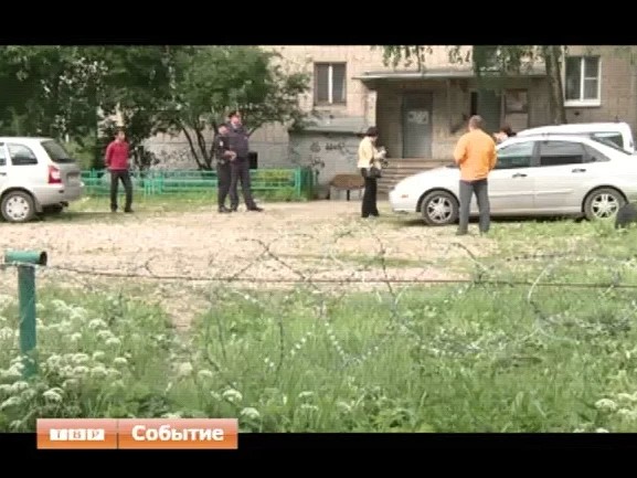 Сотрудники горадминистрации совместно с полицией демонтировали колючую проволоку в одном из дворов микрорайона Углич