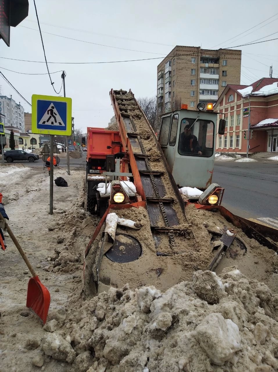 В Сергиево-Посадском городском округе продолжается масштабная весенняя уборка снега