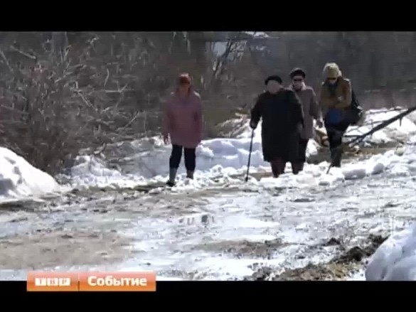Жители одной из центральных улиц Сергиева Посада вынуждены носить резиновые сапоги и зимой, и летом