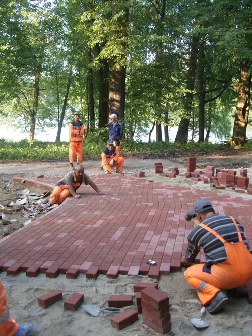 Первые метры плитки на Скитских прудах