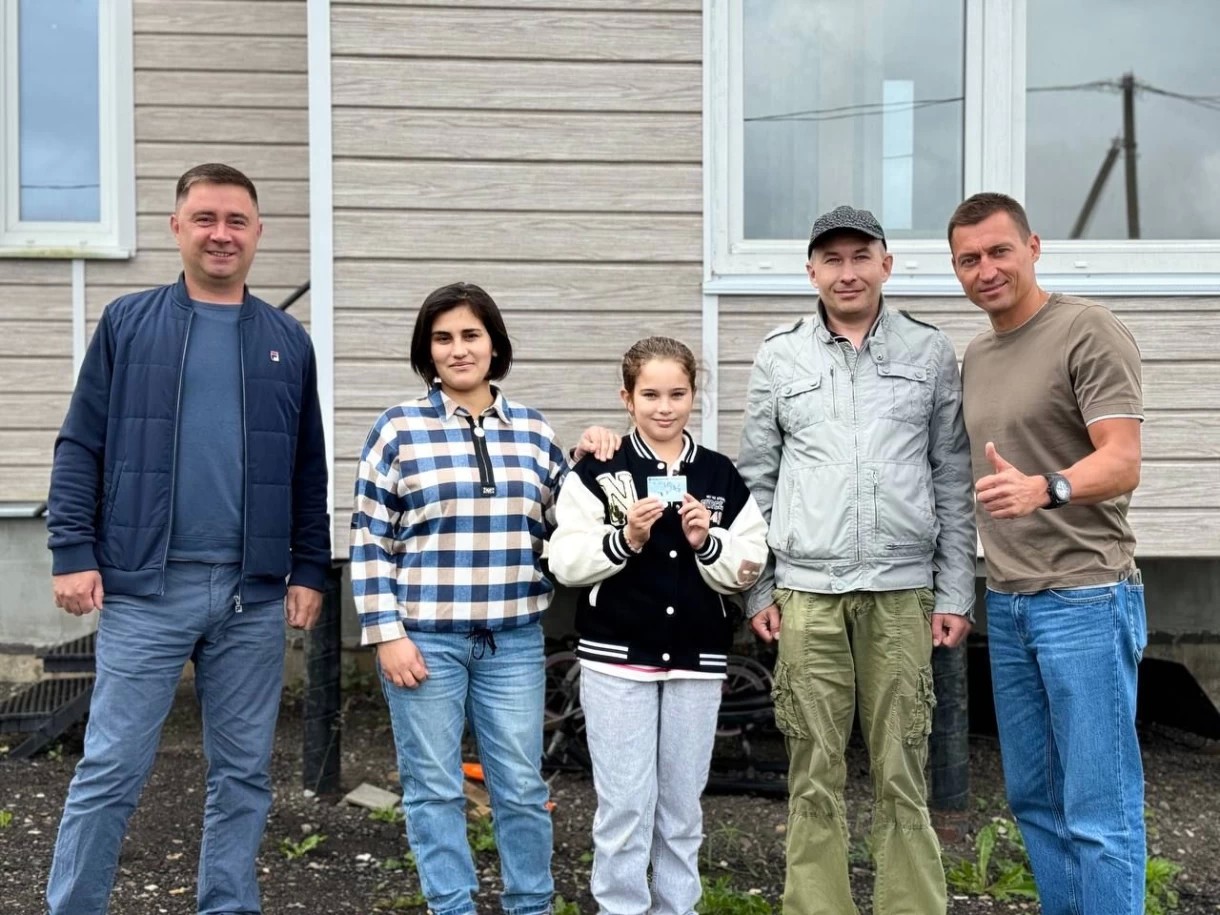Школьница из многодетной семьи получила подарок от депутата Мособлдумы