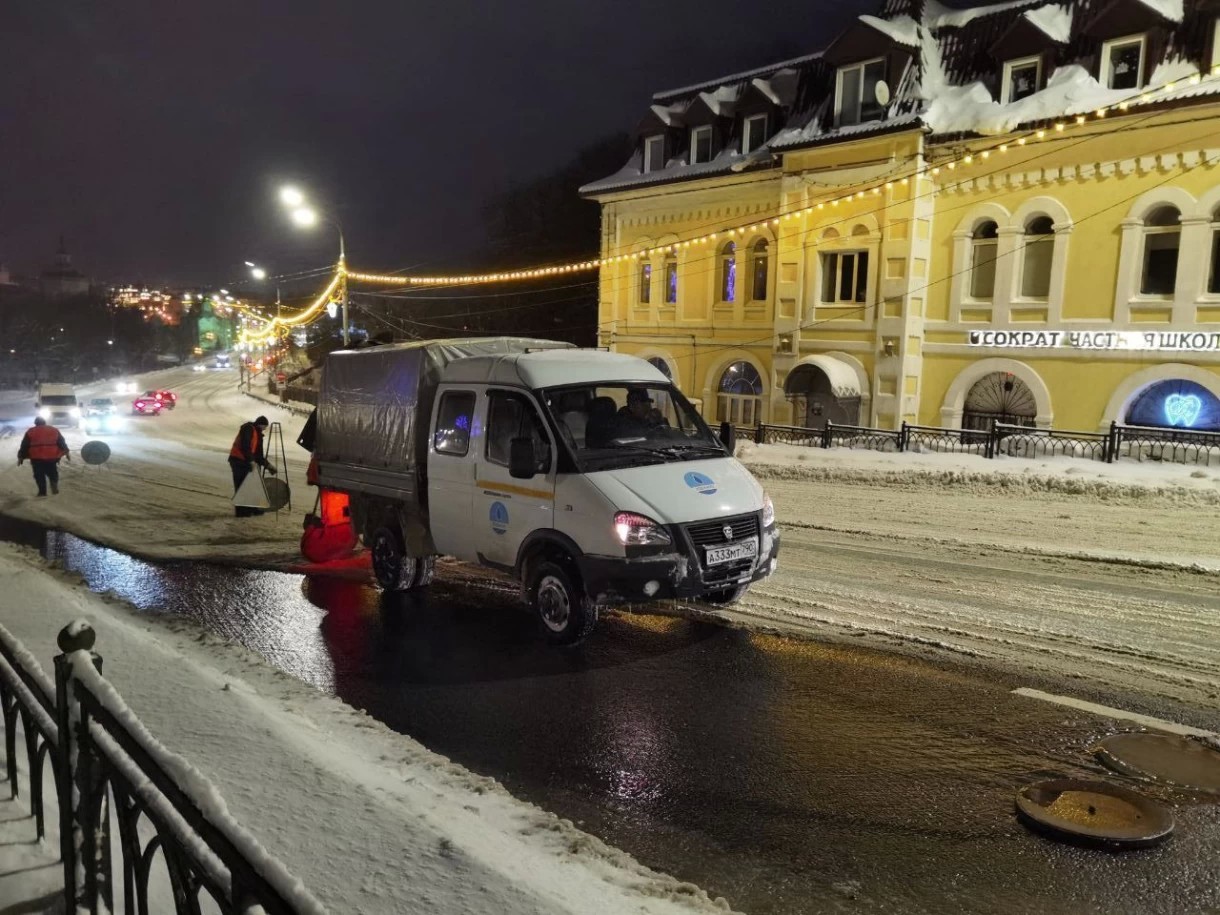 Канализация переливается из люка на проспекте Красной Армии