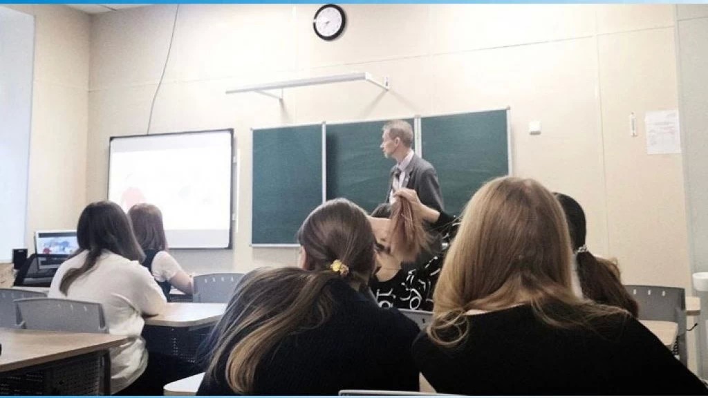 Тематические занятия со школьниками на тему воссоединения Крыма с Россией