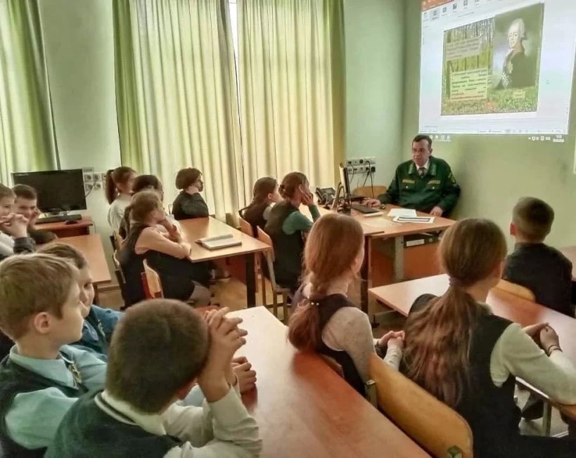 Лесничие рассказали гимназистам, почему лес оказался под угрозой