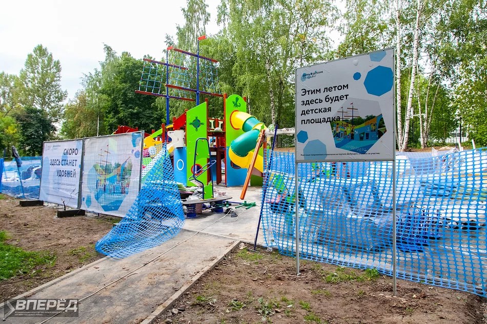 Завершается установка ещё одной детской площадки по губернаторской программе в Сергиевом Посаде