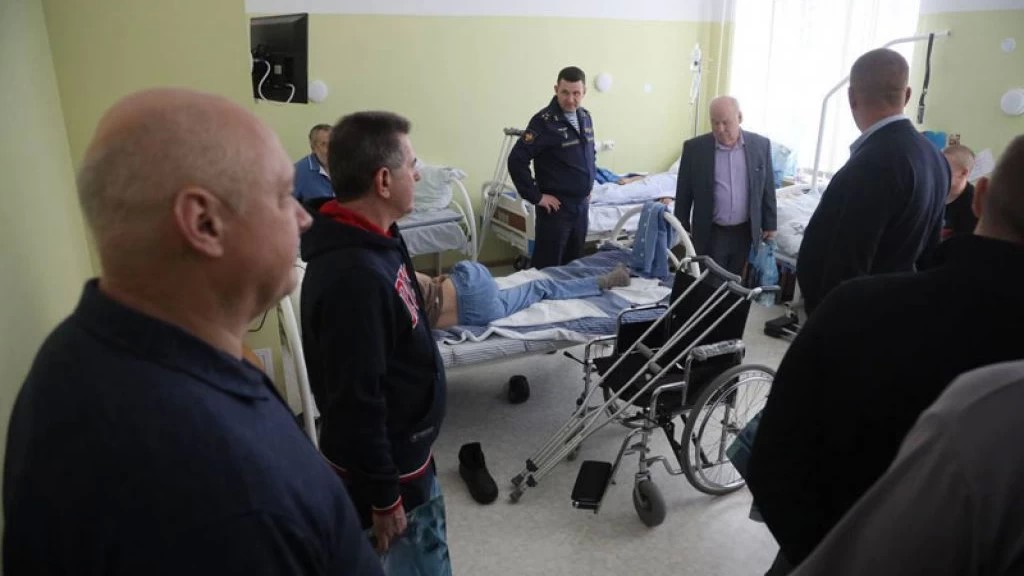 Проходящих лечение участников СВО навестили с подарками