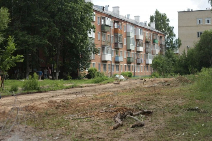 На улице Матросова проводятся работы по благоустройству