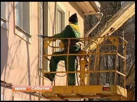 Коммунальщики взялись избавлять крыши от зимних наледей