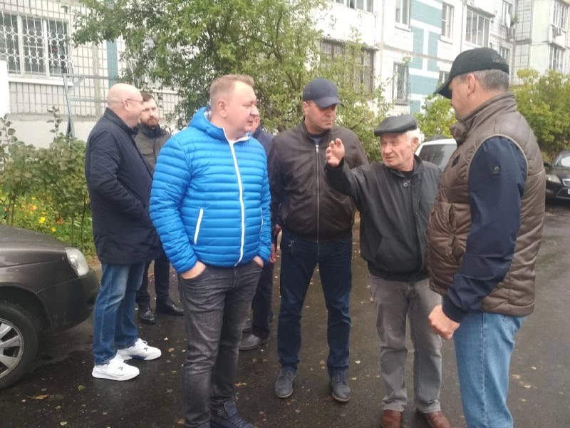 Глава округа проинспектировал благоустройство двора на Московском шоссе