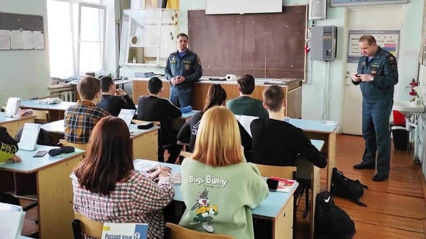 Ученики 6-й школы в Сергиевом Посаде познакомились с профессиями пожарного и спасателя