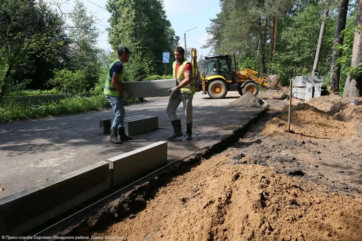 На ул. Фестивальной строят тротуар