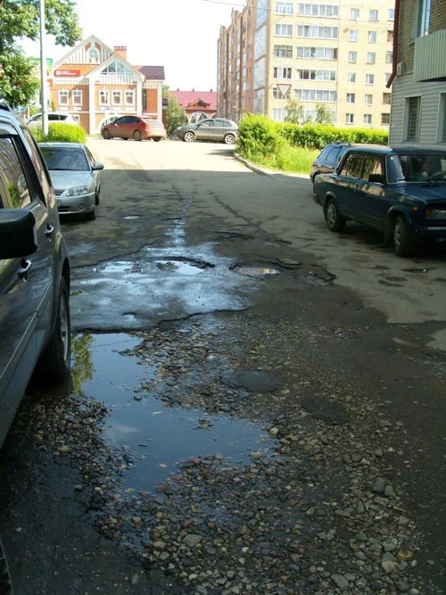 Осторожно, яма недели (внутриквартальная дорога)