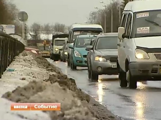 При необходимости привлекут дополнительные ресурсы. Со снегом и распутицей на дорогах городские власти Посада обещают справится