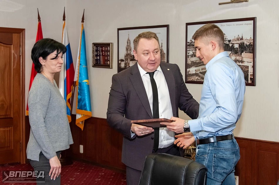 Глава Сергиево-Посадского района лично поздравил Карима Халили с победами в международных соревнованиях по биатлону