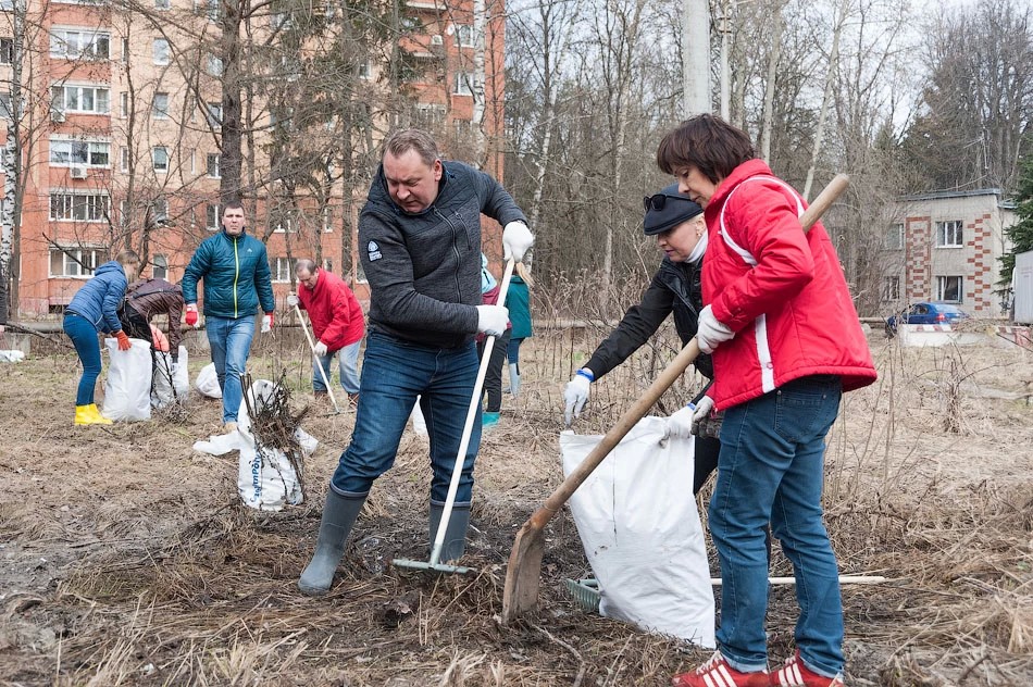 Тысячи человек вышли на субботник