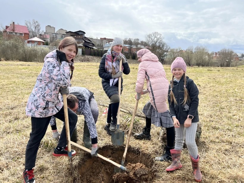 Сергиевопосадцы высадили деревья на набережной реки Копнинка