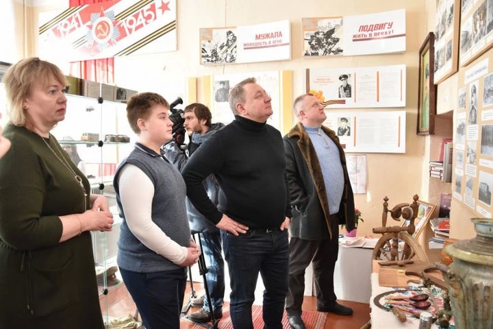 Михаил Токарев посетил краеведческий музей в Краснозаводске