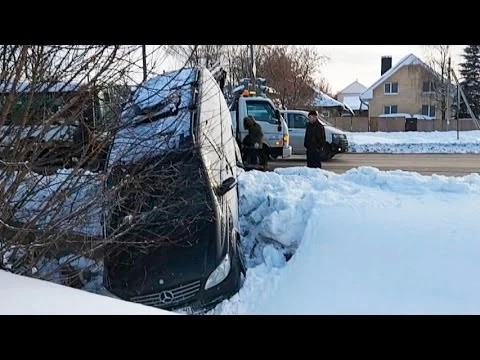 Микроавтобус улетел в кювет