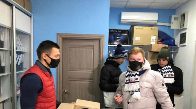 Александр Легков привез современные  маски с гербом для волонтеров