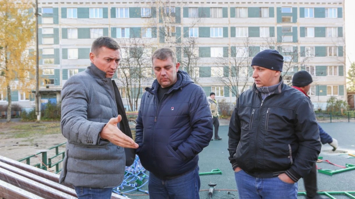 Александр Легков поторопил подрядчика с дворовой площадкой в отдаленной деревне