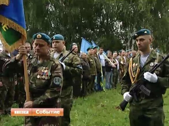 Расплескалась синева