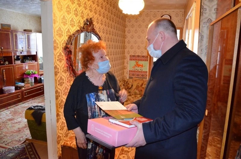 Депутат Олег Гаджиев поздравил пенсионеров с юбилеями