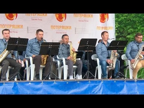 В летнем парке играет духовой оркестр