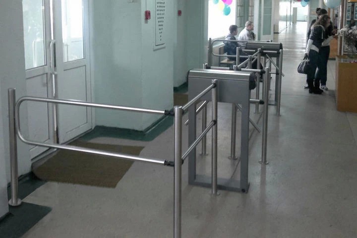 При входе в школу учеников разрешат досматривать