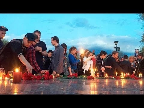 «Свеча памяти» на земле, белые журавли в небе