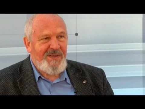 Иван Харченко между мольбертом и канцелярским столом